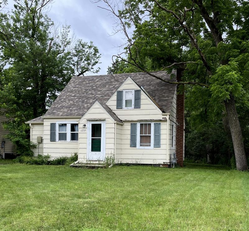 1235 River Rd, Windom, MN 56101