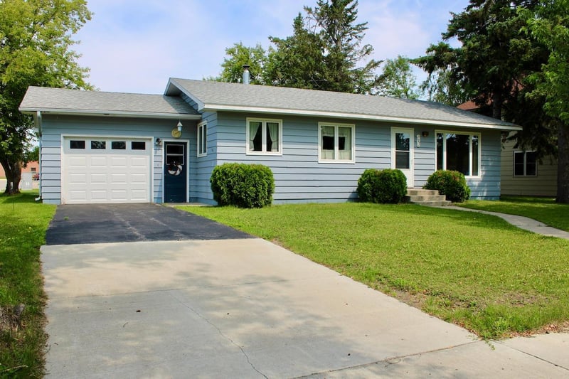 207 Lincoln Ave W, Karlstad, MN 56732