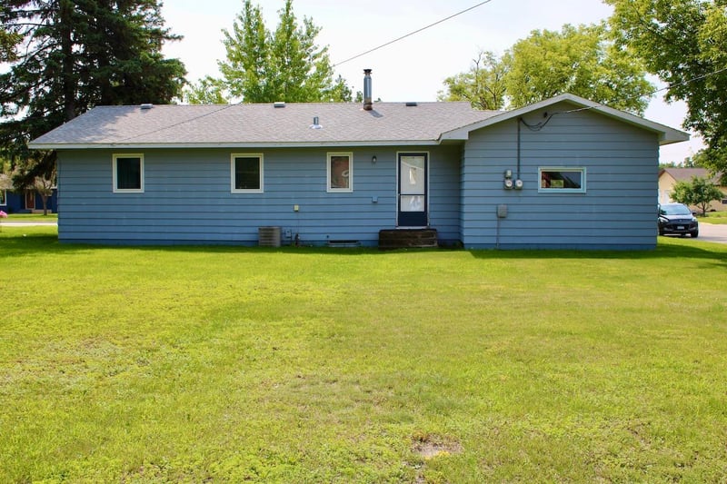 207 Lincoln Ave W, Karlstad, MN 56732