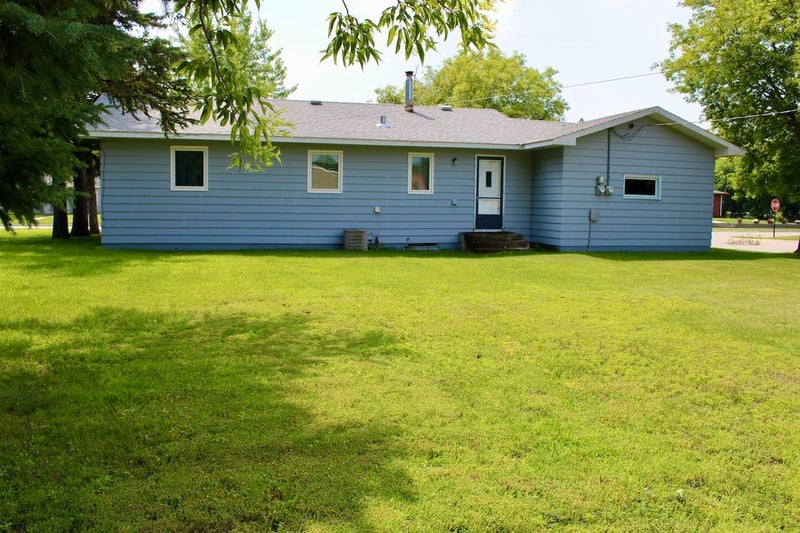 207 Lincoln Ave W, Karlstad, MN 56732