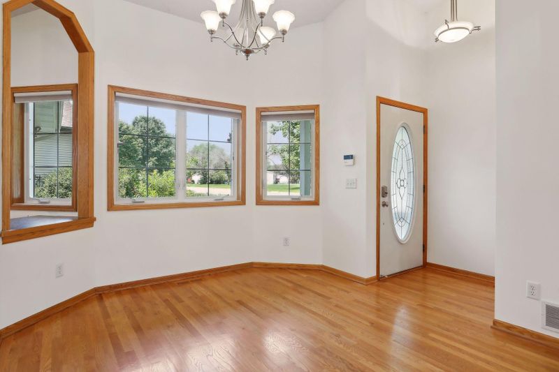 2494 Maryland Ave E, Maplewood, MN 55119