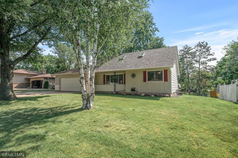 5116 Red Oak Dr, Mounds View, MN 55112