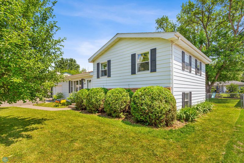 2204 17th St S, Moorhead, MN 56560