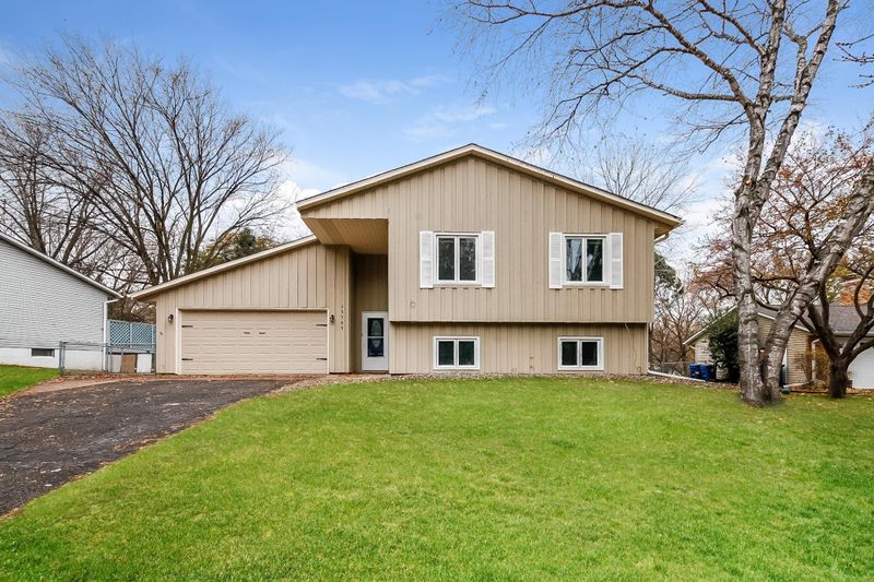 15709 Hayes Trl, Apple Valley, MN 55124