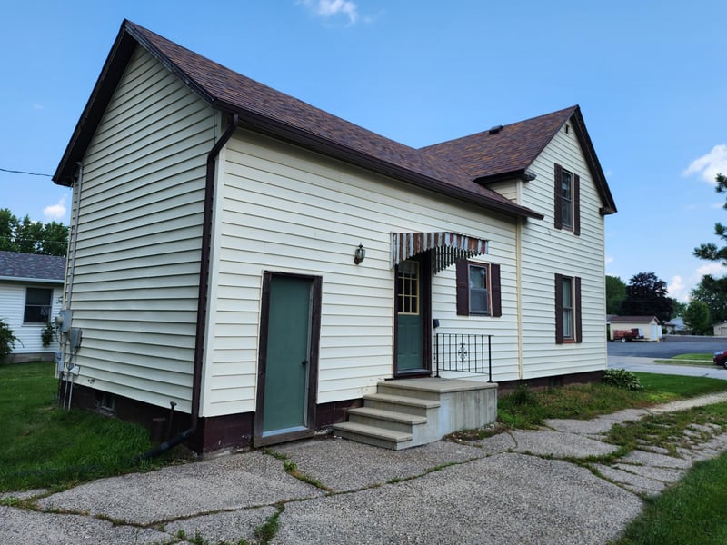230 1st St NE, Plainview, MN 55964