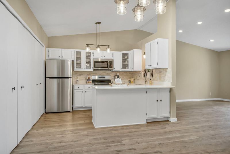 1048 Pond View Ct, Vadnais Heights, MN 55127