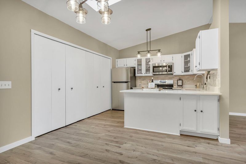 1048 Pond View Ct, Vadnais Heights, MN 55127