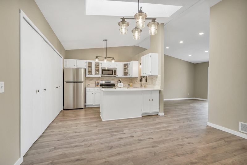 1048 Pond View Ct, Vadnais Heights, MN 55127