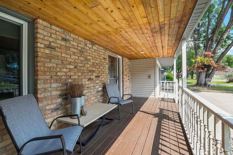 905 Oakwood Ter, Champlin, MN 55316