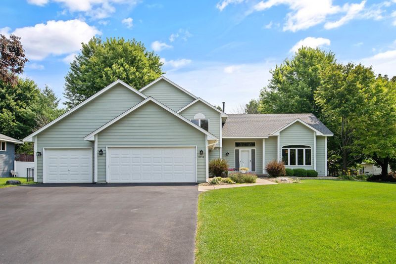 3218 Rolling Hills Dr, Eagan, MN 55121