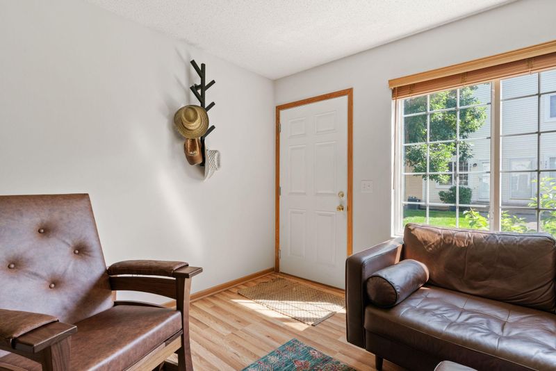9095 Klondike Ct, Eden Prairie, MN 55347