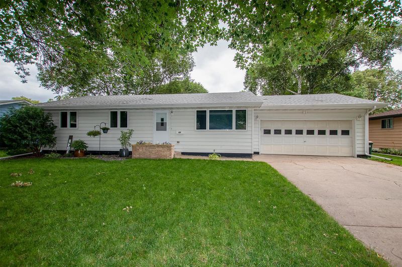 65 10th Ave NE, Hutchinson, MN 55350