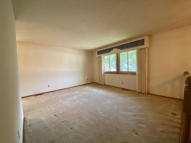 11819 Undercliff St NW, Minneapolis, MN 55433