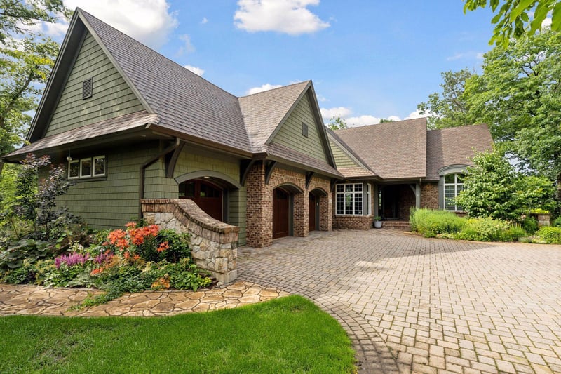 29 Pine Rd, North Oaks, MN 55127