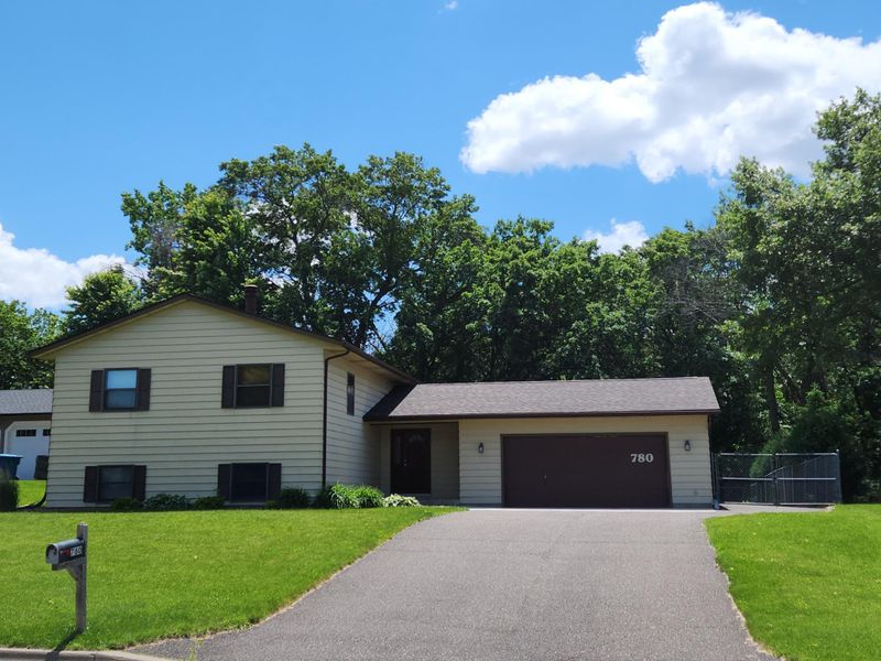 780 Greenhaven Dr, Vadnais Heights, MN 55127