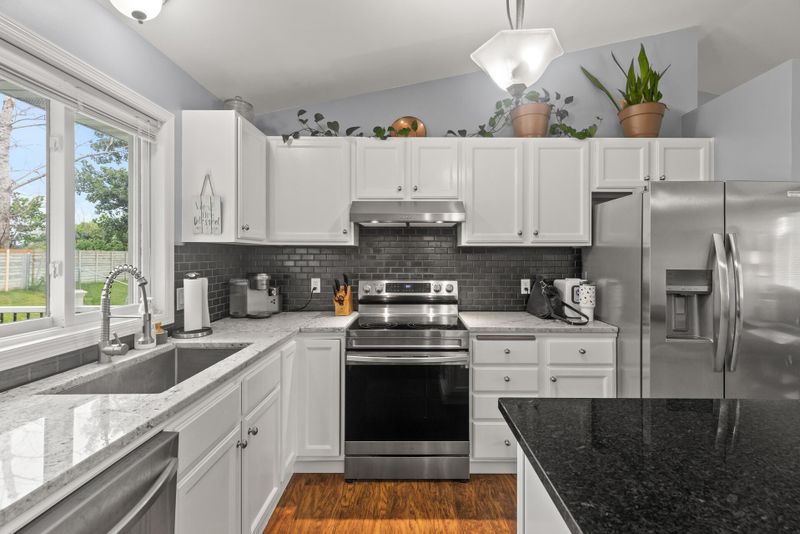 1728 Thistle Ln, Shakopee, MN 55379