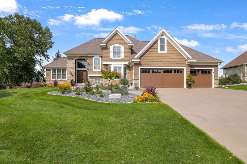 8923 Springwood Dr, Woodbury, MN 55125