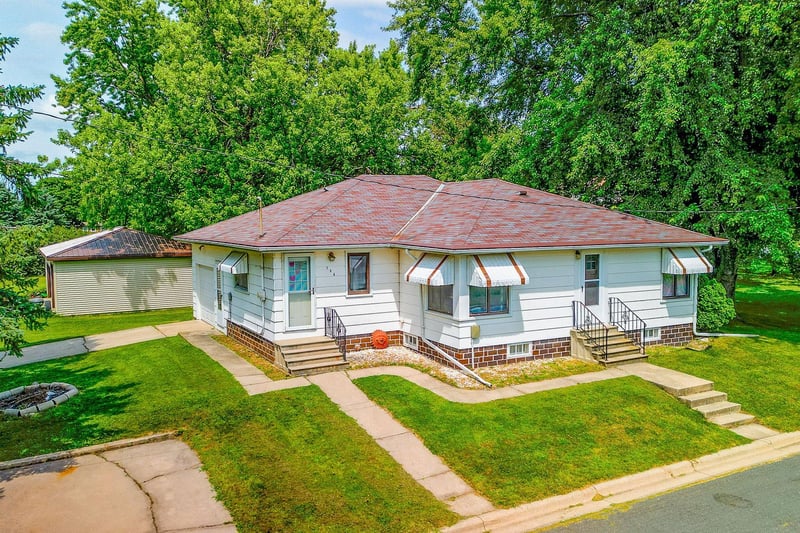206 E 1st St, Delavan, MN 56023
