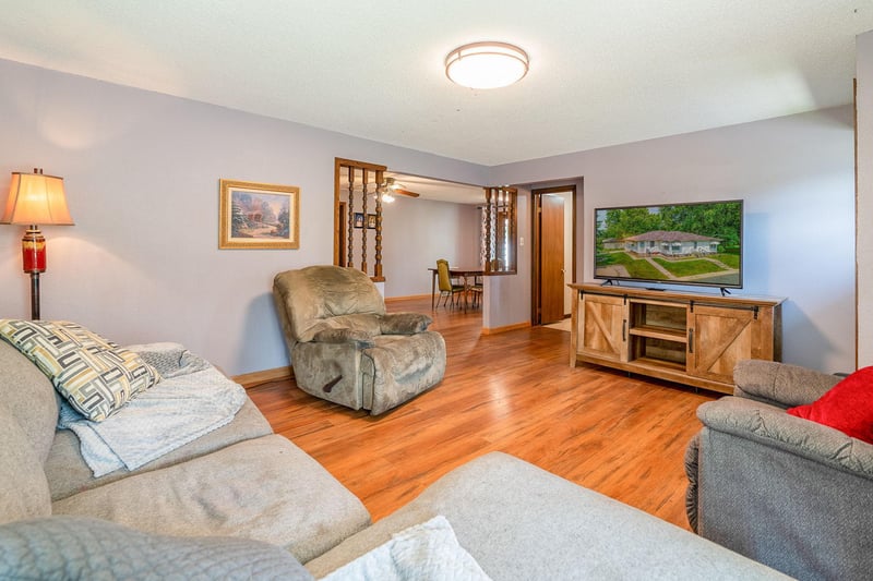 206 E 1st St, Delavan, MN 56023