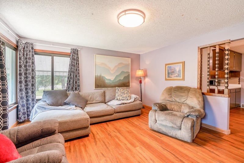 206 E 1st St, Delavan, MN 56023
