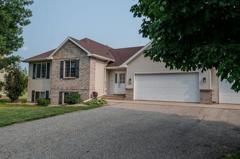2309 10th Ave SE, Willmar, MN 56201