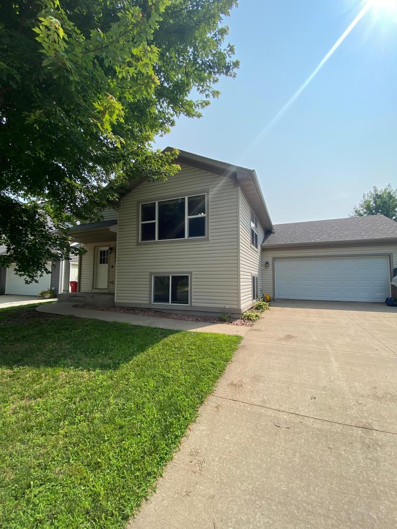 105 8th St NE, Plainview, MN 55964