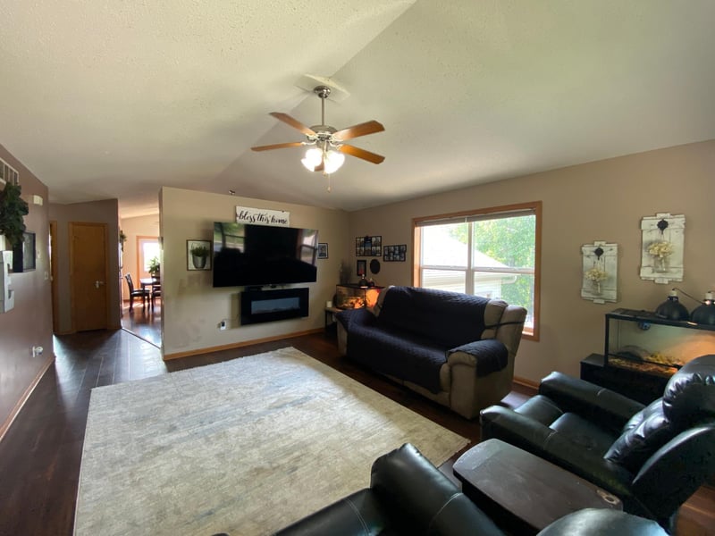 105 8th St NE, Plainview, MN 55964