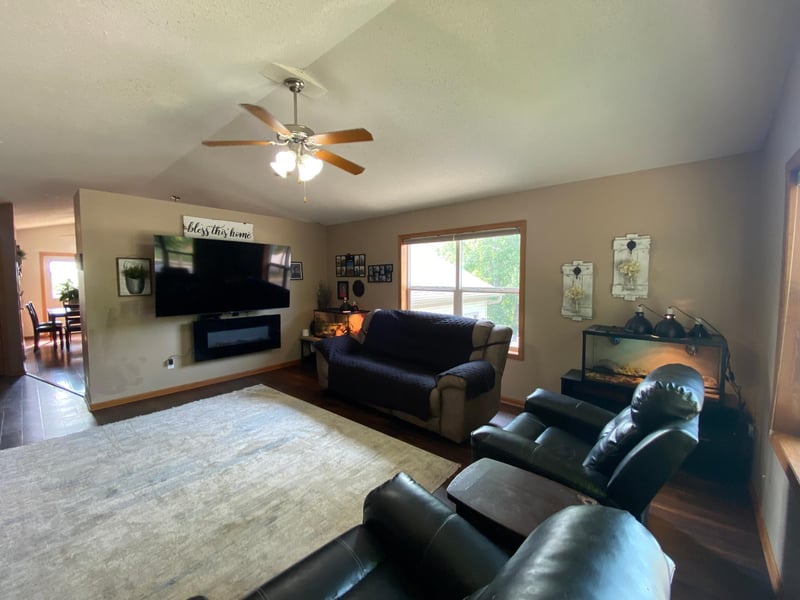 105 8th St NE, Plainview, MN 55964