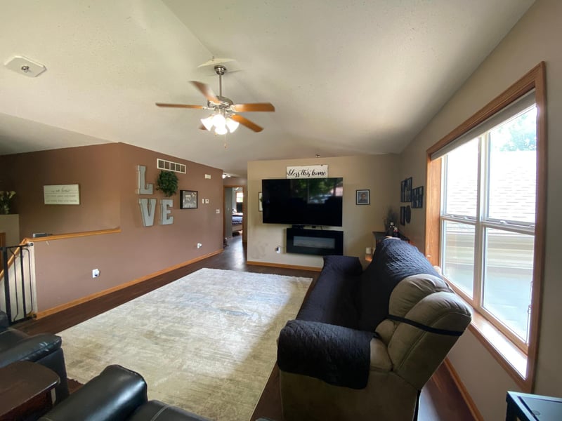 105 8th St NE, Plainview, MN 55964