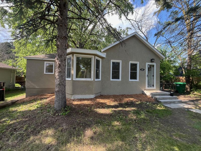 885 County Road B2 W, North Saint Paul, MN 55113
