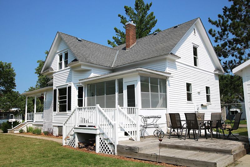 624 5th St NE, Staples, MN 56479