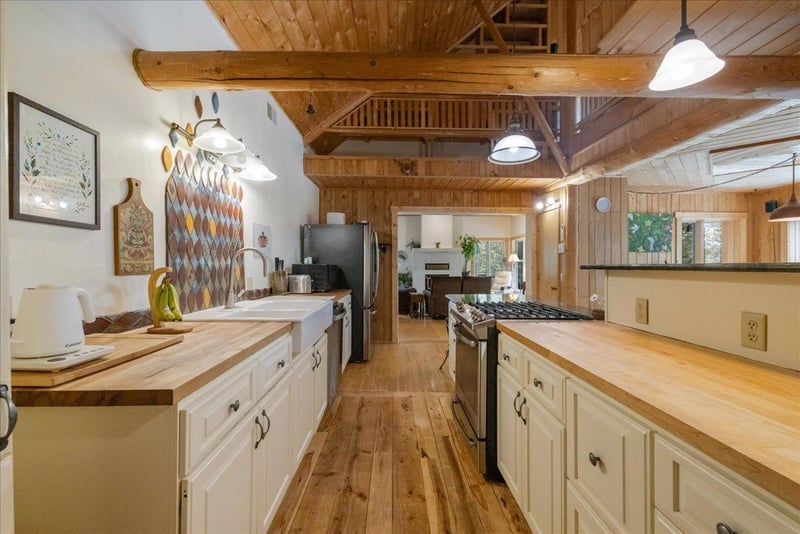 896 Gunflint Trl, Grand Marais, MN 55604