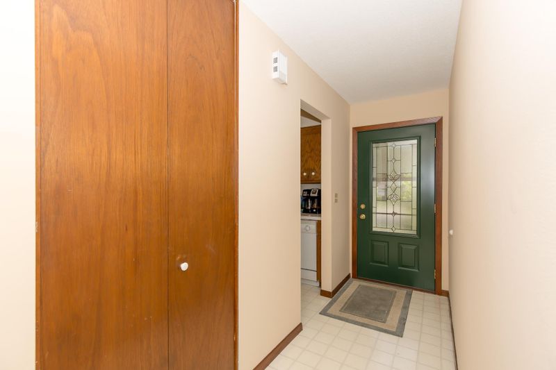 908 Whitney Dr, Apple Valley, MN 55124