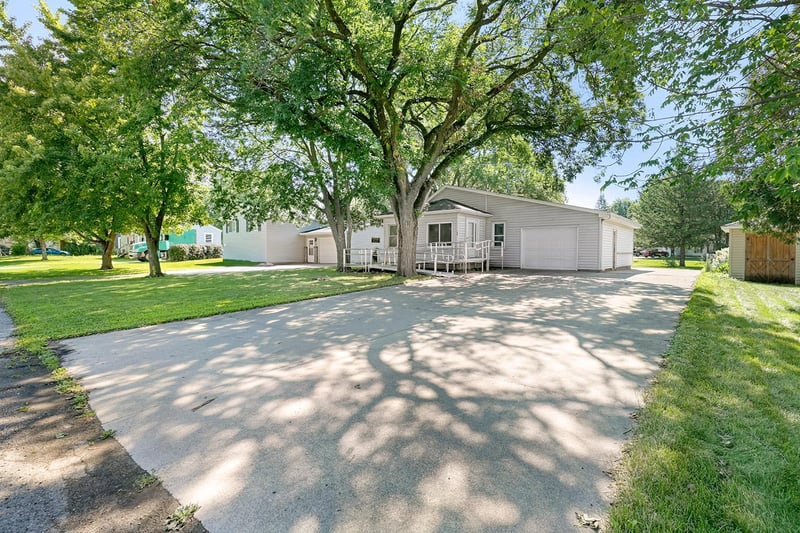 106 Sunrise Dr, Medford, MN 55049