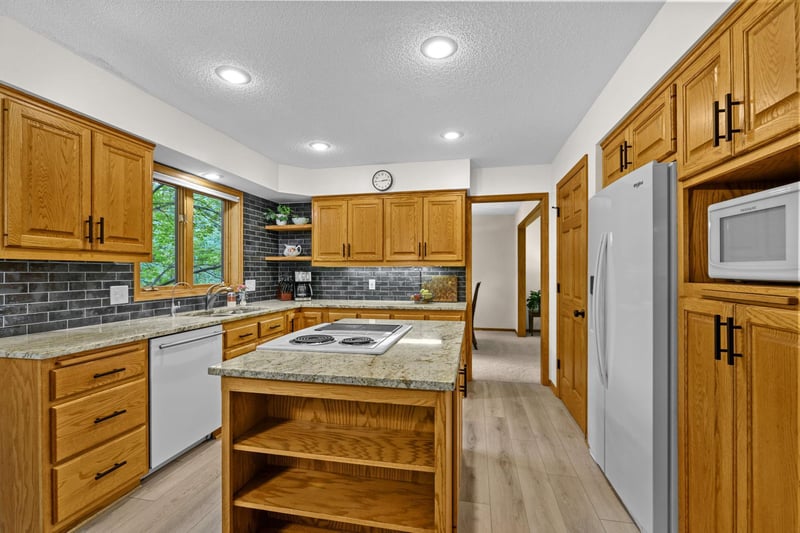 1405 Kingsview Ln N, Minneapolis, MN 55447
