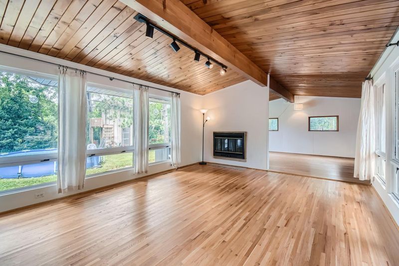 3025 Simpson St, Roseville, MN 55113