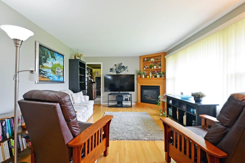 2050 Crestview Dr, Chanhassen, MN 55331
