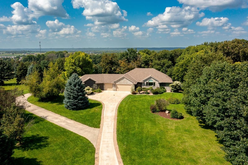 11520 Susan Ln, Belle Plaine, MN 56011