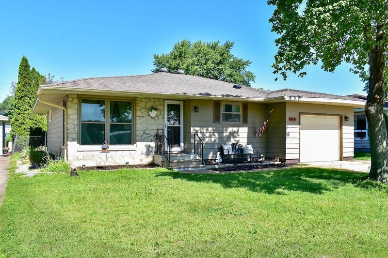 875 37th Ave, Goodview, MN 55987
