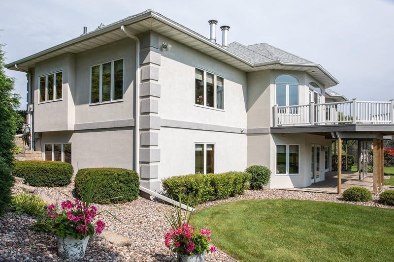 973 E 15th St, Saint Charles, MN 55972