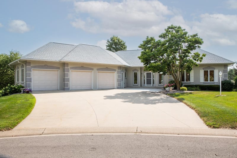 973 E 15th St, Saint Charles, MN 55972
