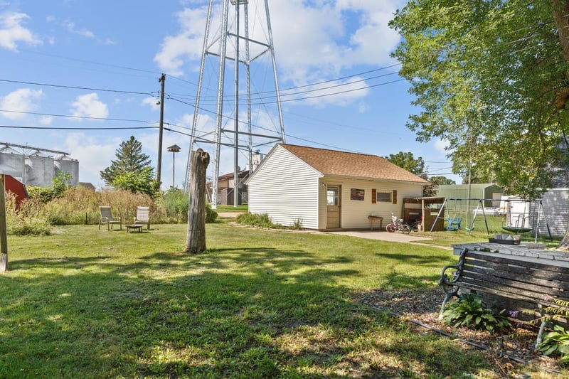 218 2nd Ave S, Waldorf, MN 56091