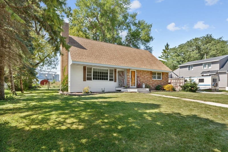 218 2nd Ave S, Waldorf, MN 56091