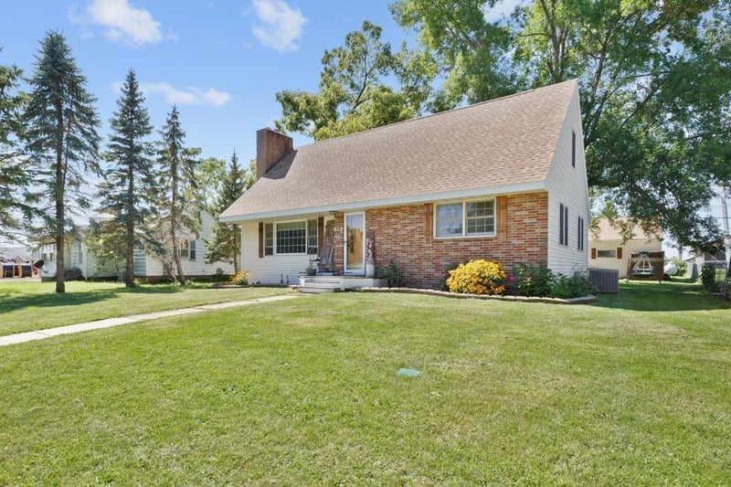 218 2nd Ave S, Waldorf, MN 56091