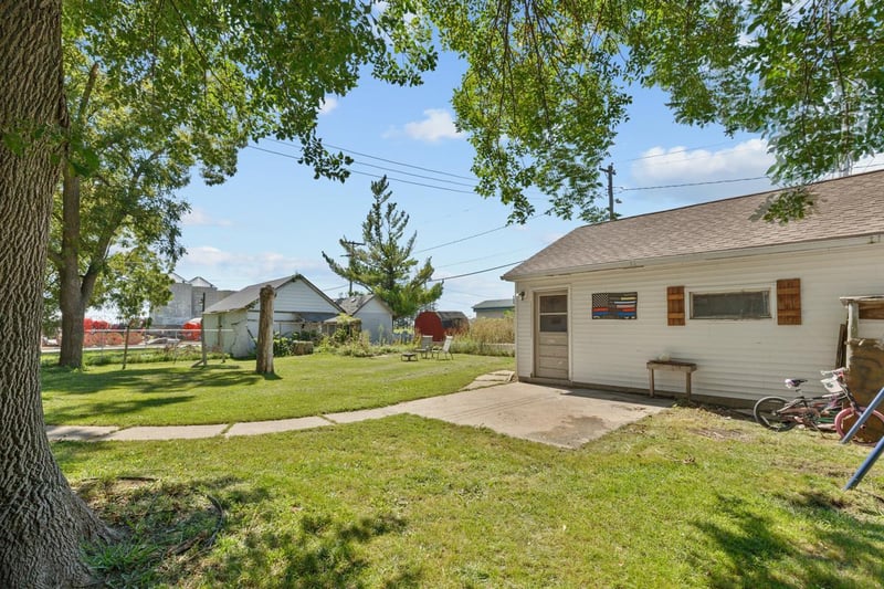 218 2nd Ave S, Waldorf, MN 56091