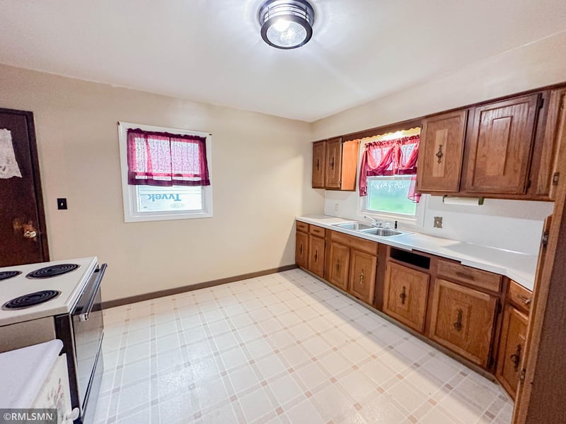 301 S 8th St, Olivia, MN 56277