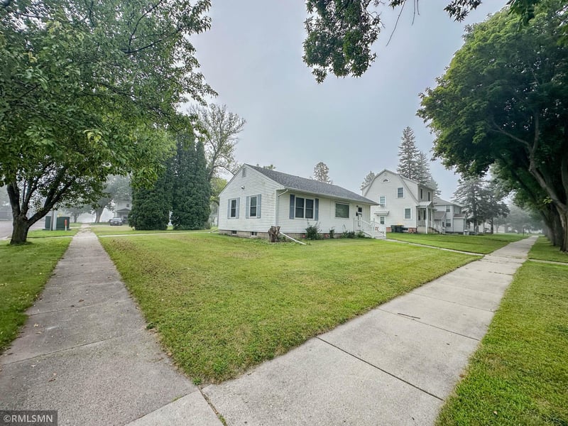 301 S 8th St, Olivia, MN 56277
