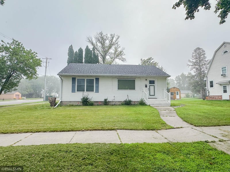301 S 8th St, Olivia, MN 56277