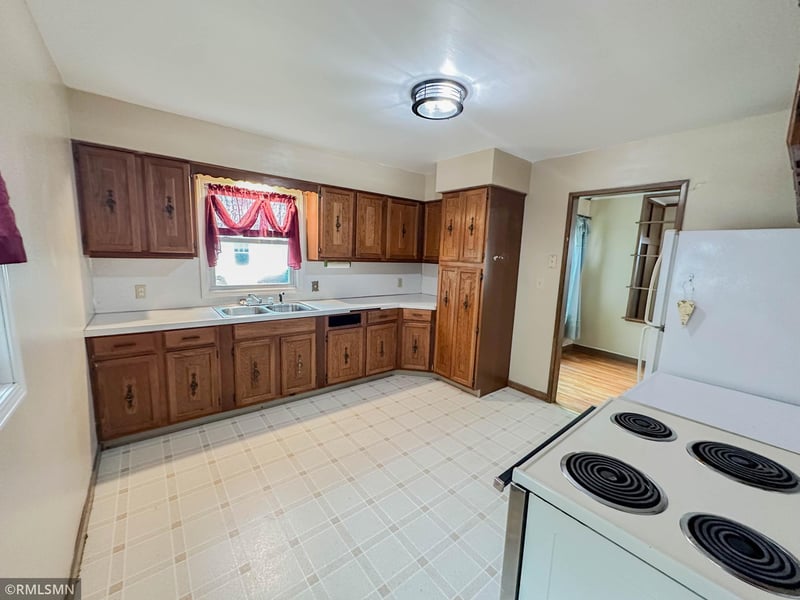 301 S 8th St, Olivia, MN 56277