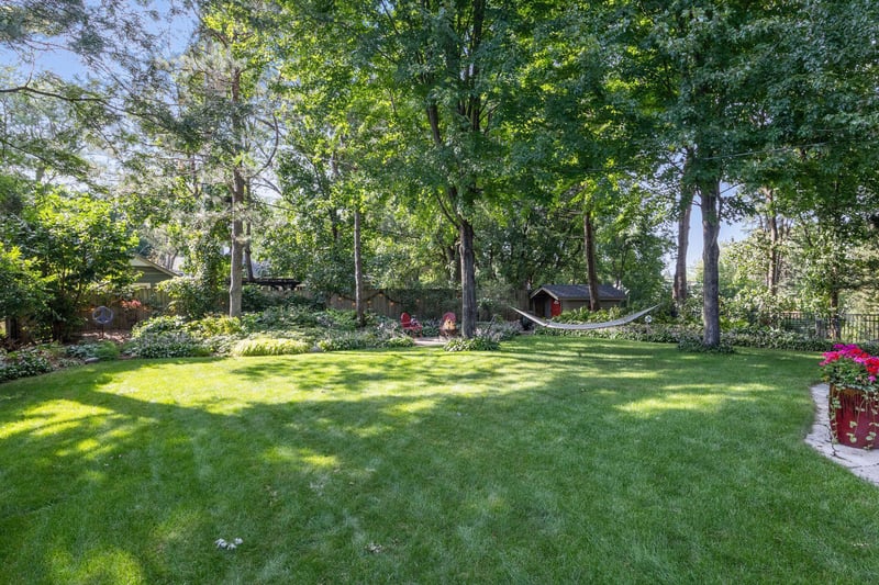 212 Parkview Ter, Golden Valley, MN 55416